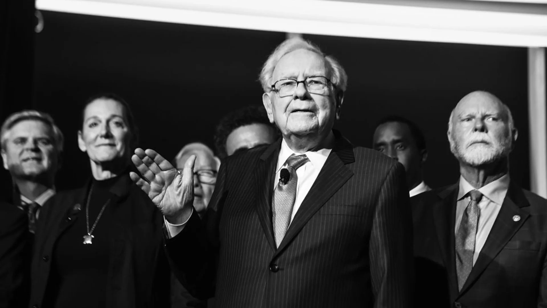 Warren Buffett Lives His Life by This 1 Rule of Success, Says His Partner Charlie  Munger