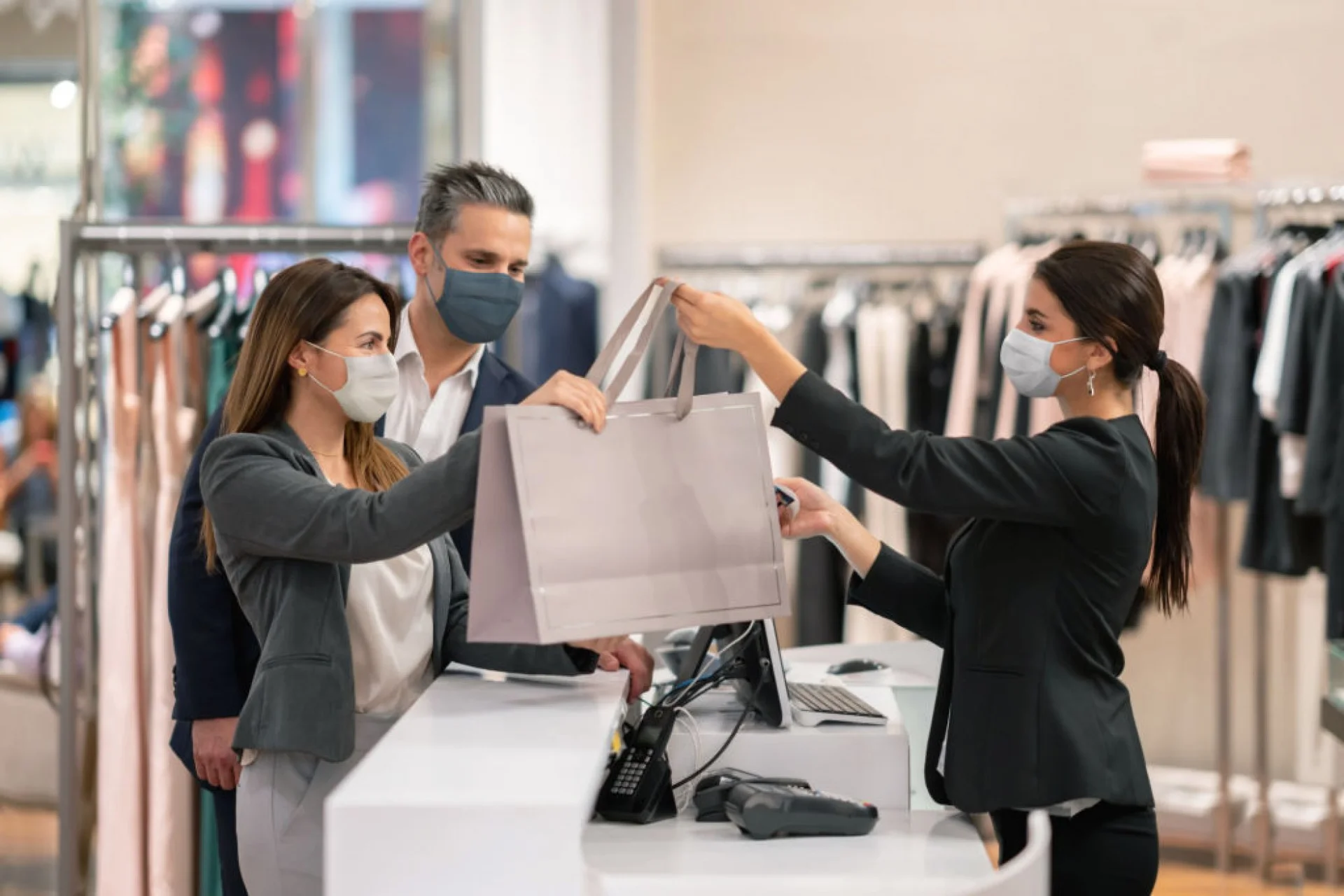 4 Ways to Maintain a Cleaner Shopping Environment