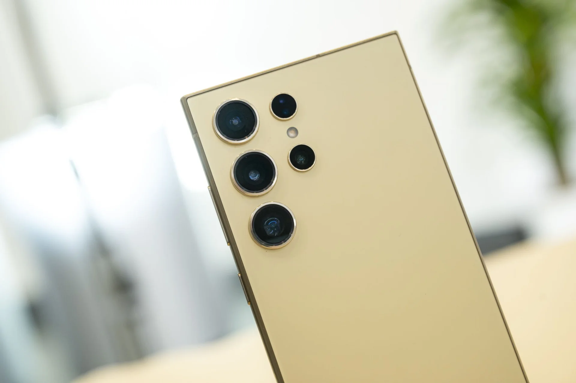 5 Things the Samsung Galaxy S24 Ultra Has That Apple Must Include