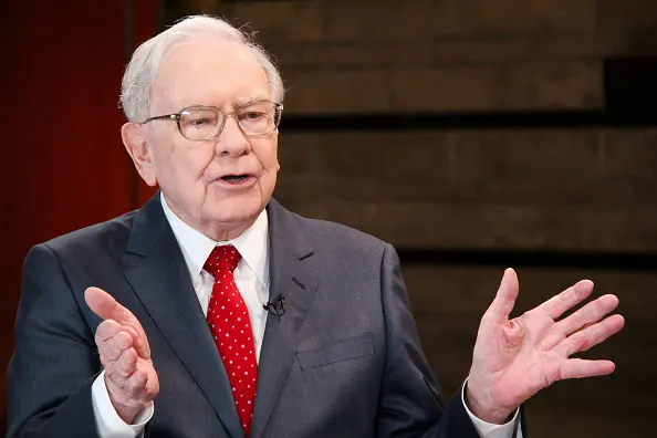 Warren Buffett Accumulates $325 Billion in Cash While Unloading Stocks