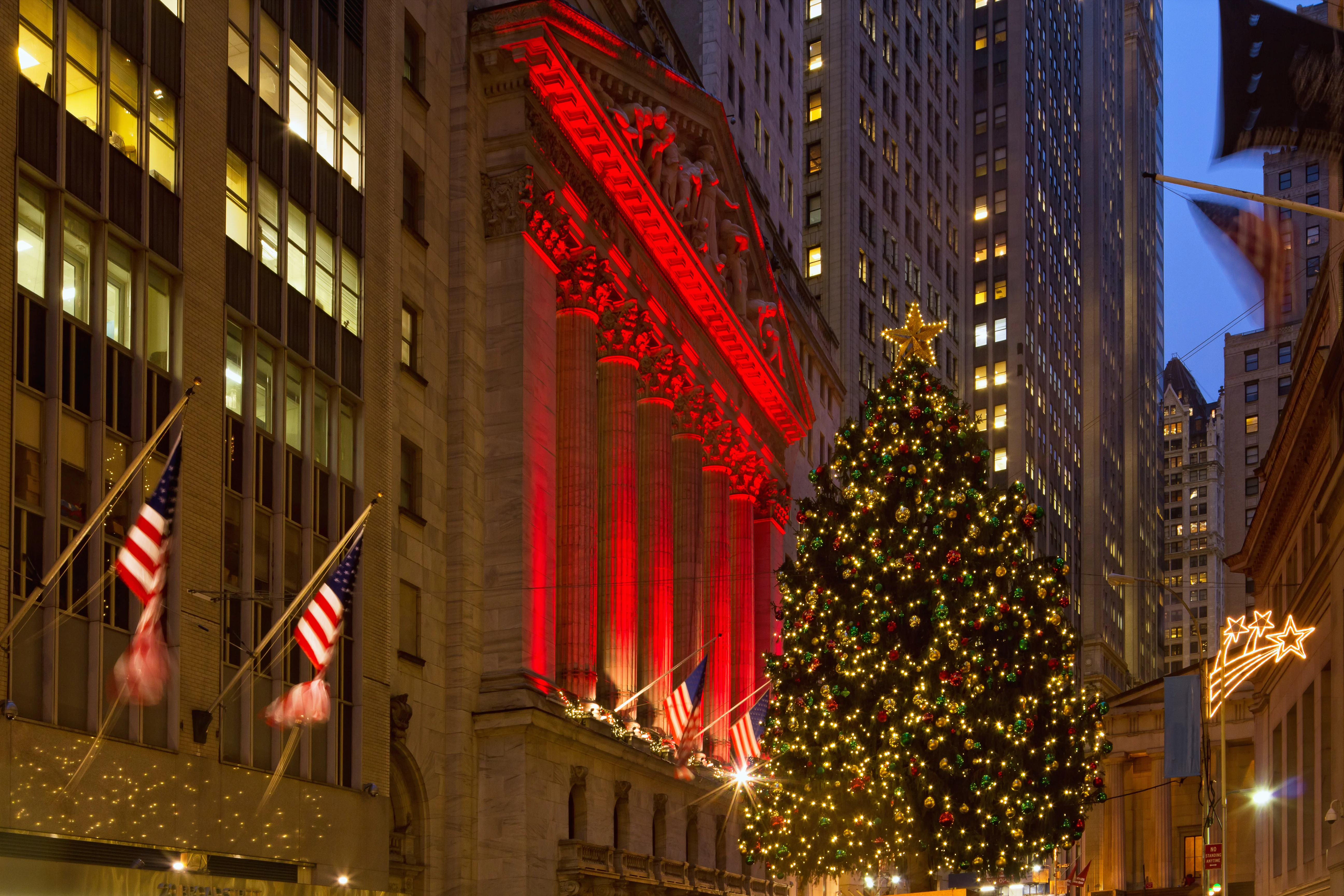 As Santa Rally Begins, Wall Street Closes on High Note