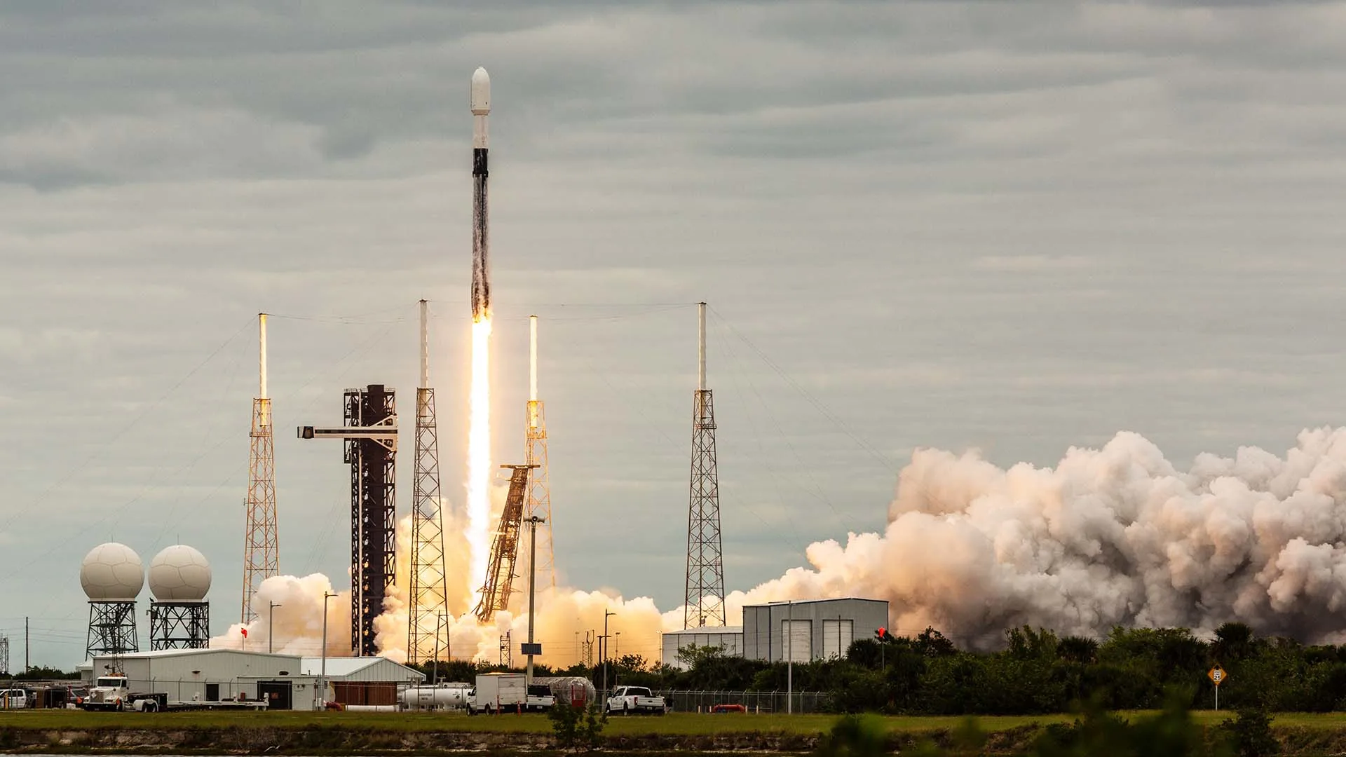 Space Startups Get Government Contracts as SpaceX Explores Share Sale Valued at $350 Billion