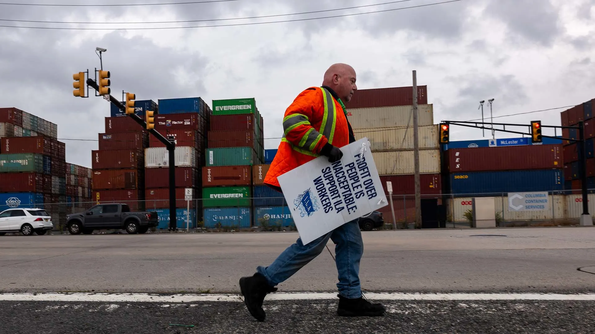 Ports Strike Threat Ends as Dockworkers Sign 6-Year Contract