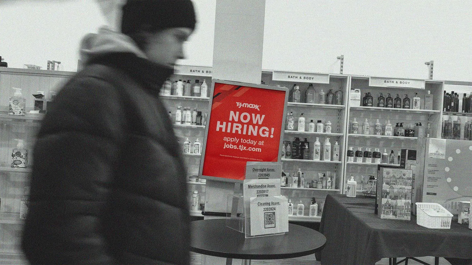 Jobless Claims Dip Despite Rising Fears of an Economic Slowdown