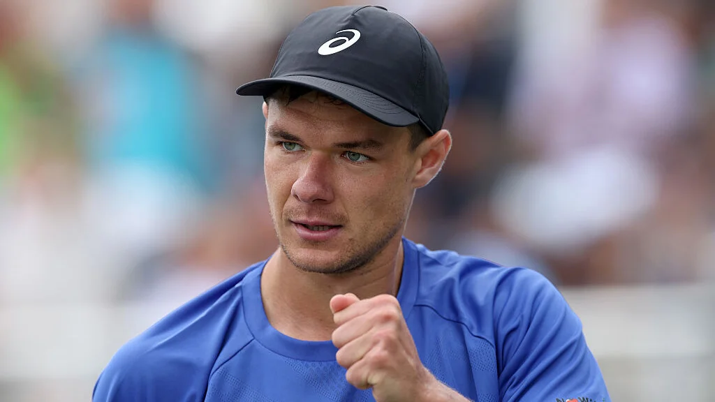 A Grown Man Snatched a Tennis Player’s Gift to a Young Boy. The Player’s Response Was Perfect