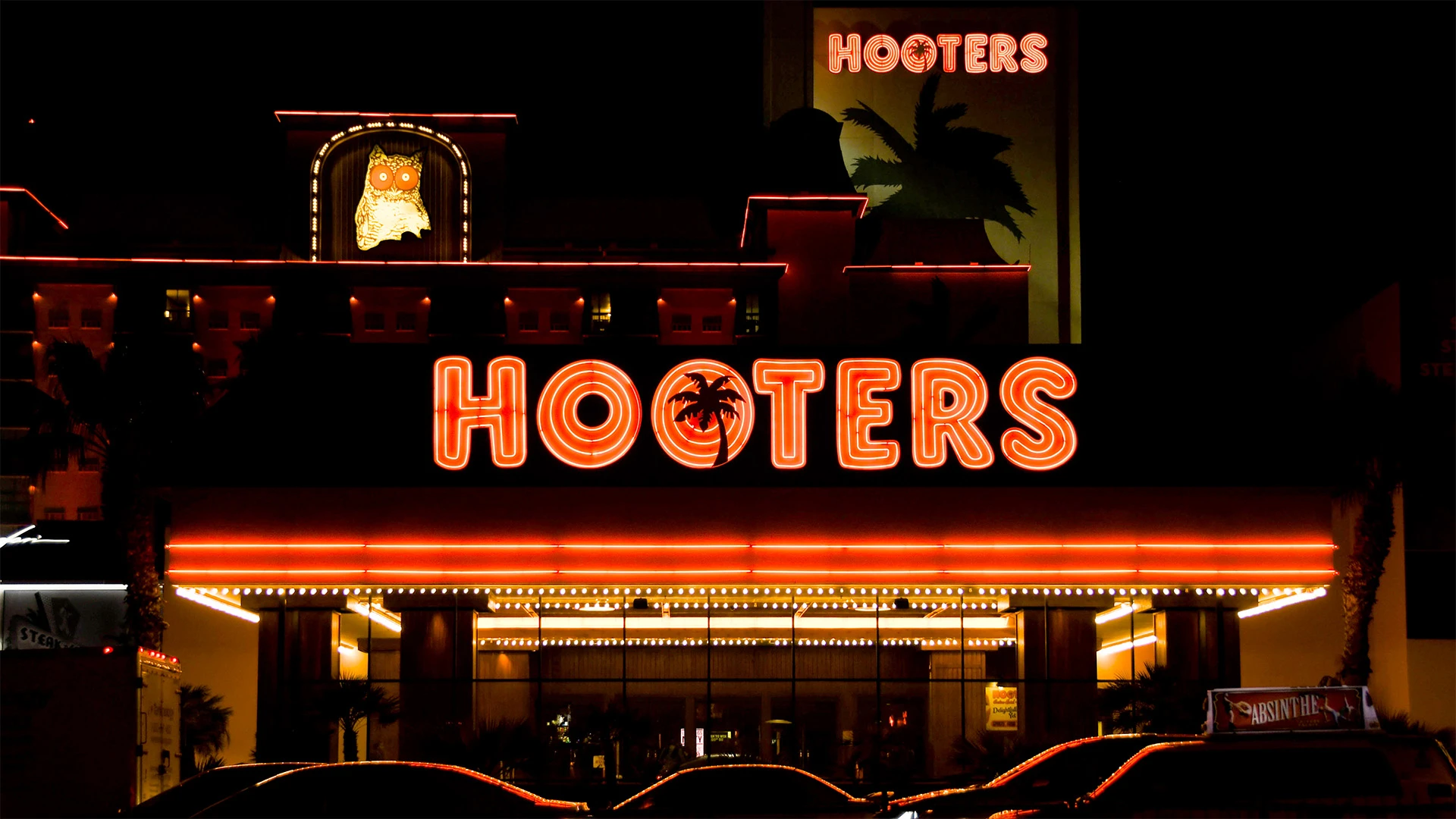 Hooters Recasts Its Outlets as Family-Friendly, ‘Beach-Themed’ Dining Destinations