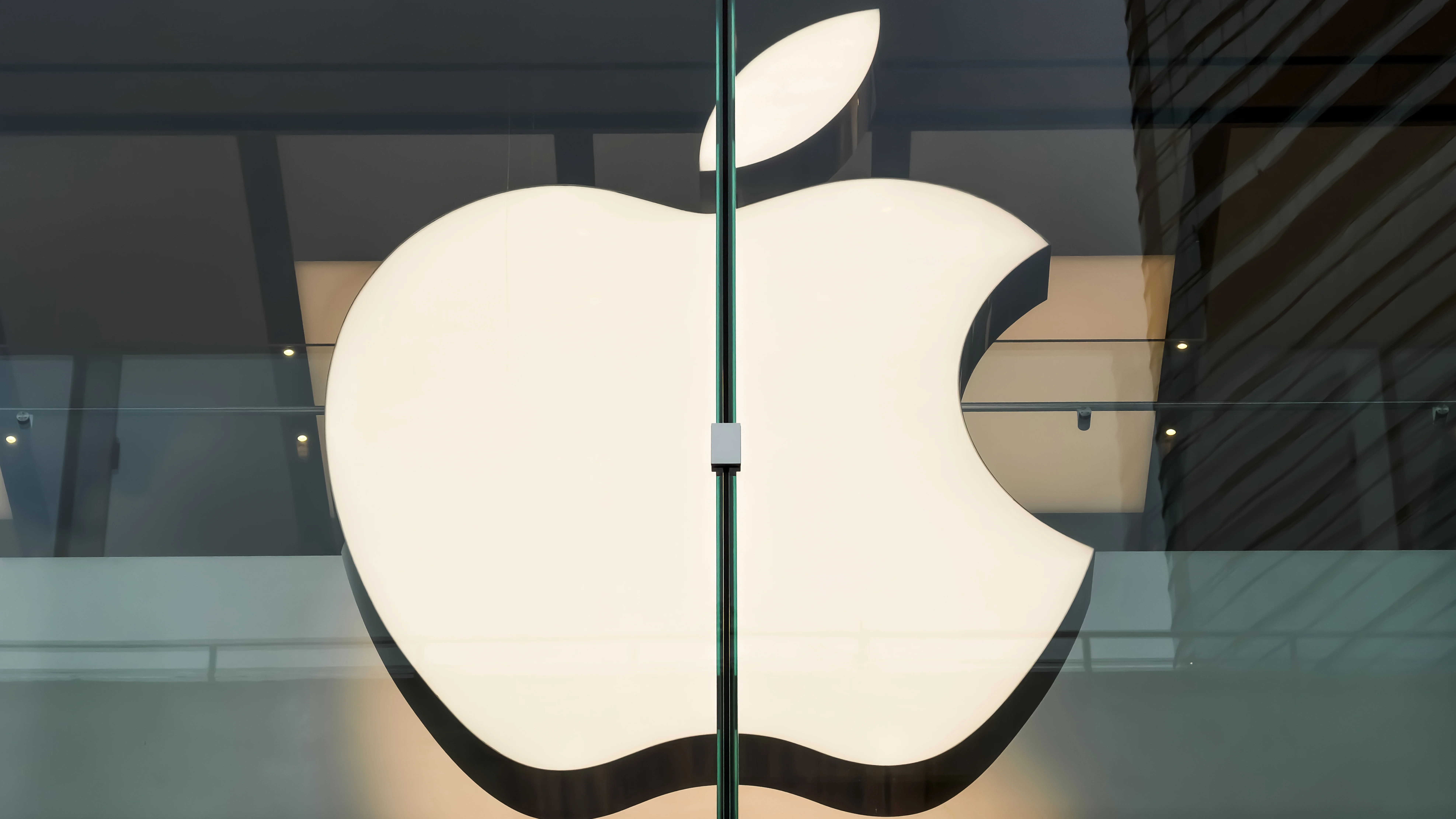 Apple Surpasses Nvidia Valuation Amid AI Race