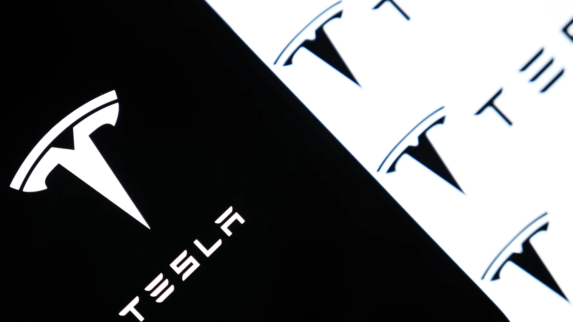 Federal Probe Targets Possible Defect in 1.2 Million of Tesla’s Most Popular Models