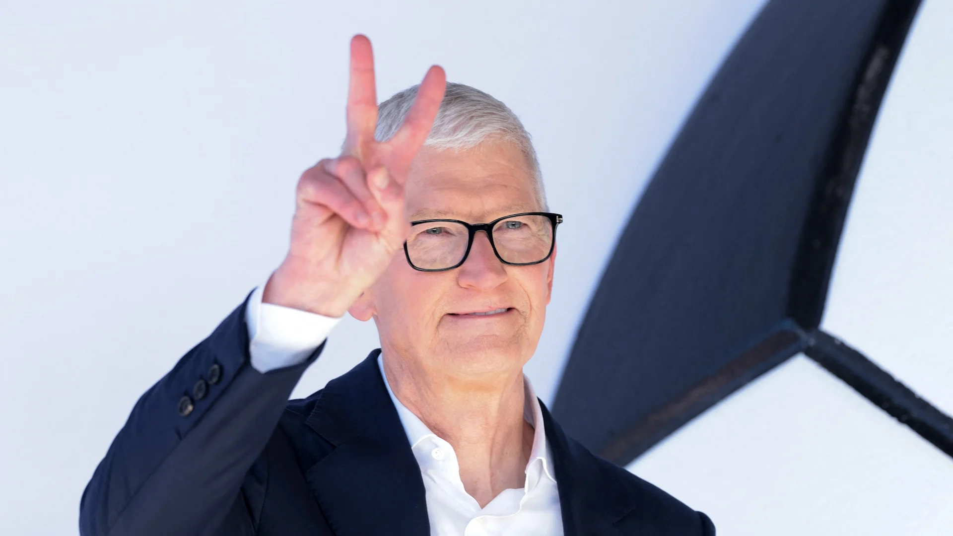 With Just 9 Words, Tim Cook’s Farewell Email Taught a Lesson for Every Leader
