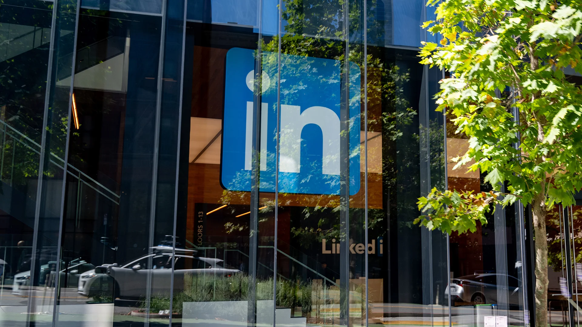 A Former LinkedIn Employee Reveals the #1 Profile Mistake Killing Your Reach