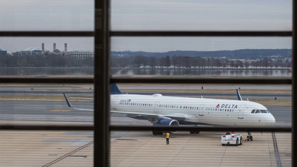 La denuncia de un pasajero de Delta Airlines se volvió viral.  He aquí por qué todo el mundo parece tan infeliz