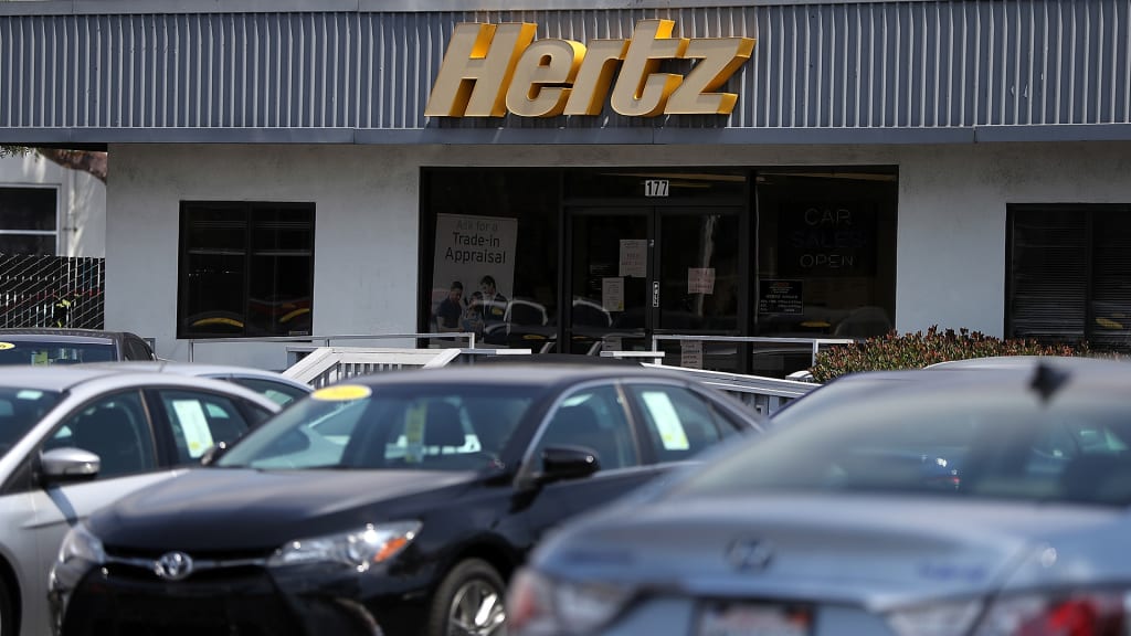 5 clientes más están demandando a Hertz después de ser arrestados a punta de pistola mientras conducían sus autos de alquiler