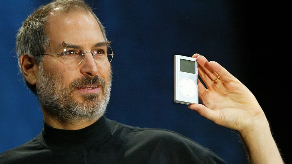 3 trucos de presentación brillantes que Steve Jobs usó para lanzar el iPod