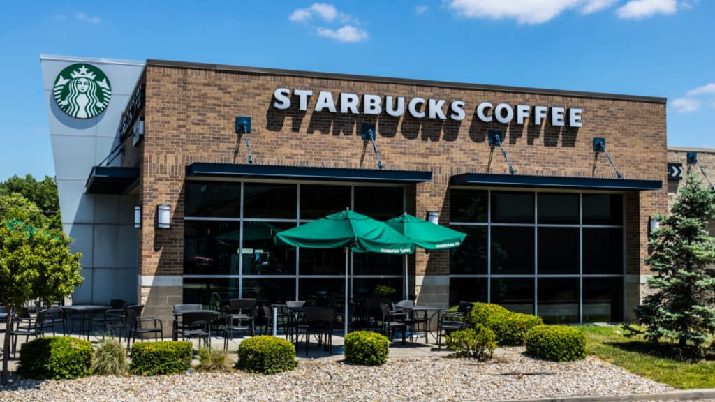 El CEO de Starbucks dice que la compañía está considerando un gran cambio que hará que algunas personas se sientan incómodas.  Destaca un desafío creciente