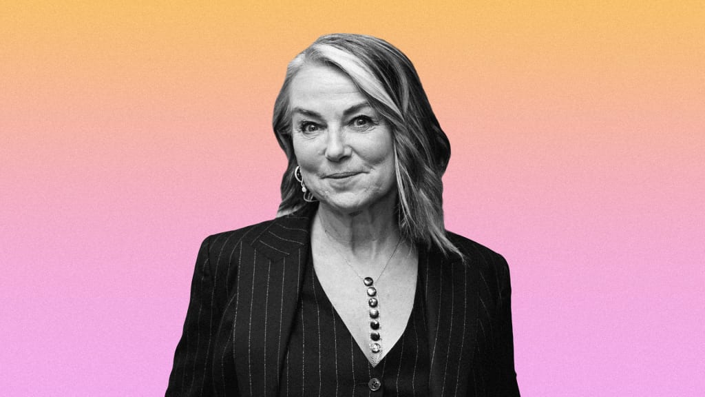 Steal Star Therapist Esther Perel's Go-To Conversation Starter, and You'll Never Be Bored Stiff by Small Talk Again