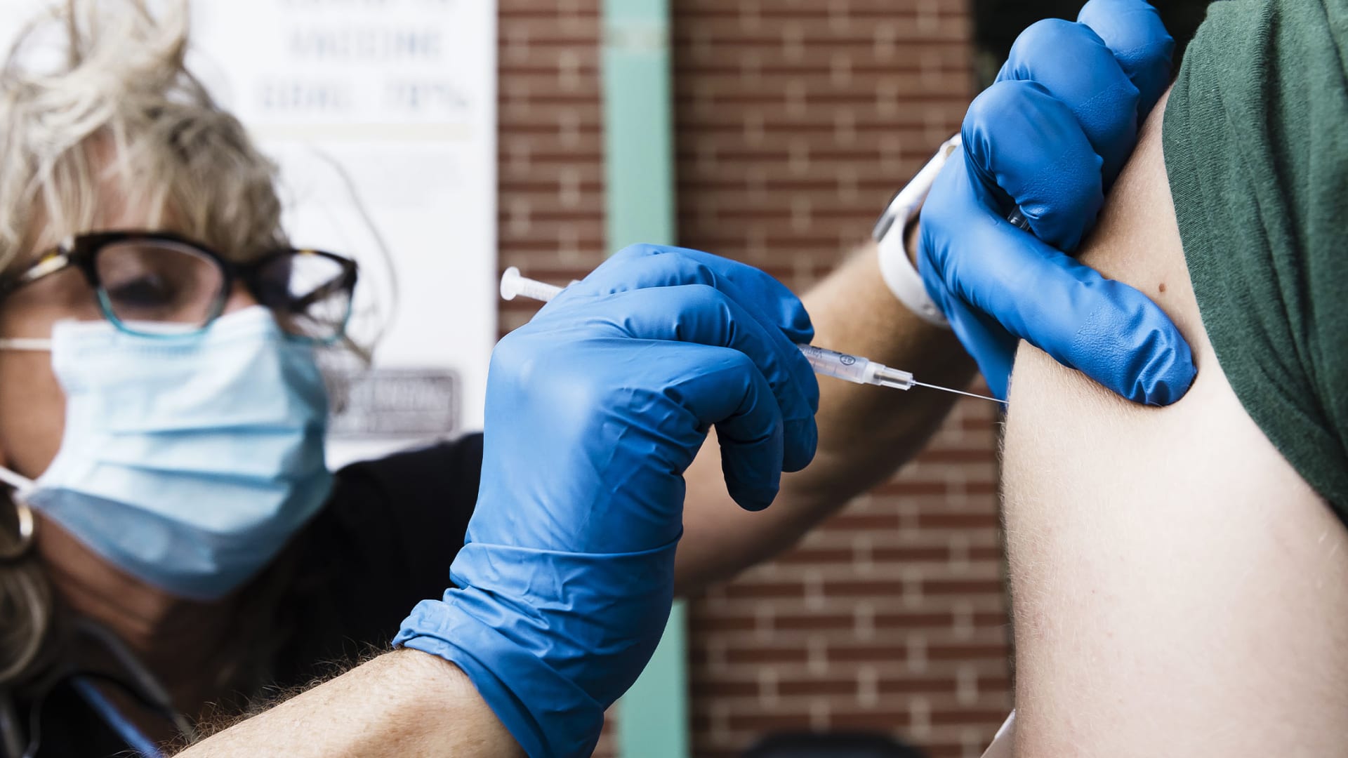 A healthcare worker administers a dose of the Pfizer-BioNTech Covid-19 vaccine at a pop up vaccination site at Hammons Field in Springfield, Missouri, on Tuesday, Aug. 3, 2021. 