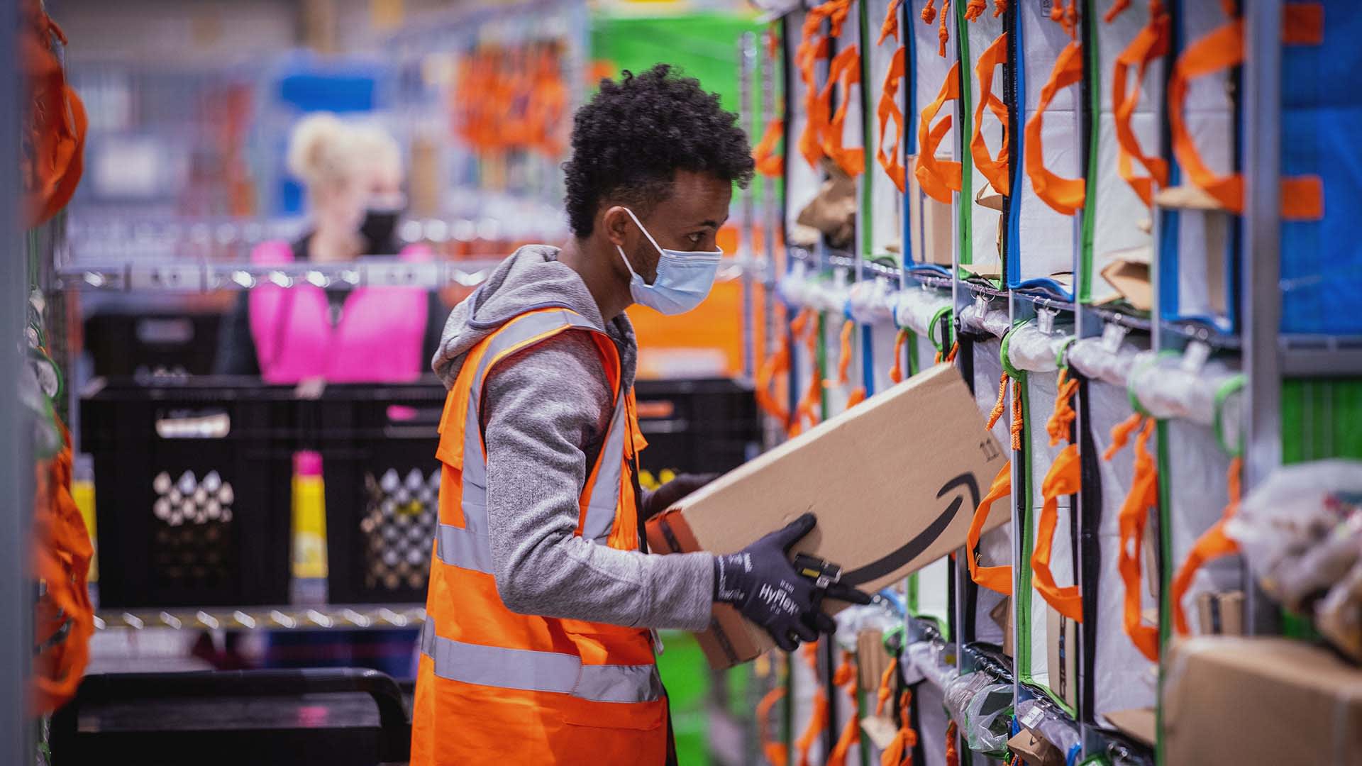 Amazon Paid Warehouse Employees to Answer Its Critics on Twitter. It Didn't Go Well