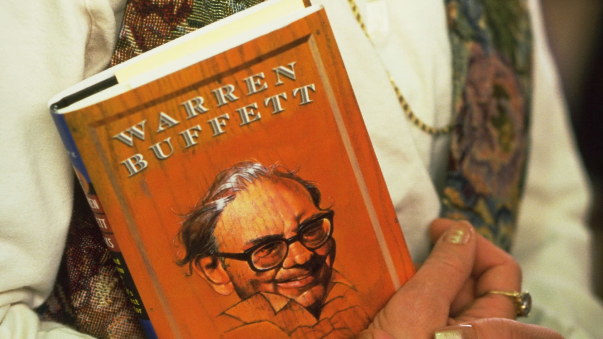 5 Classic Books Warren Buffett Personally Recommends You Should Read