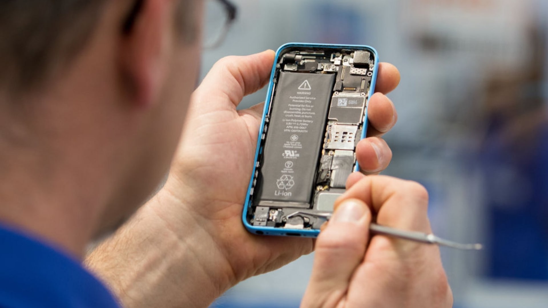 It's Obvious Apple Doesn't Want You to Repair Your Own iPhone