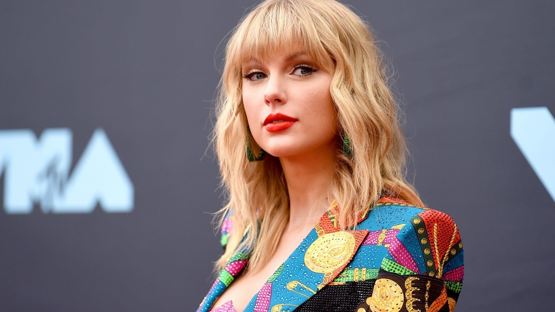 Taylor Swift Just Announced an Unusual Bonus Track Strategy, and It's a Brilliant Marketing Move