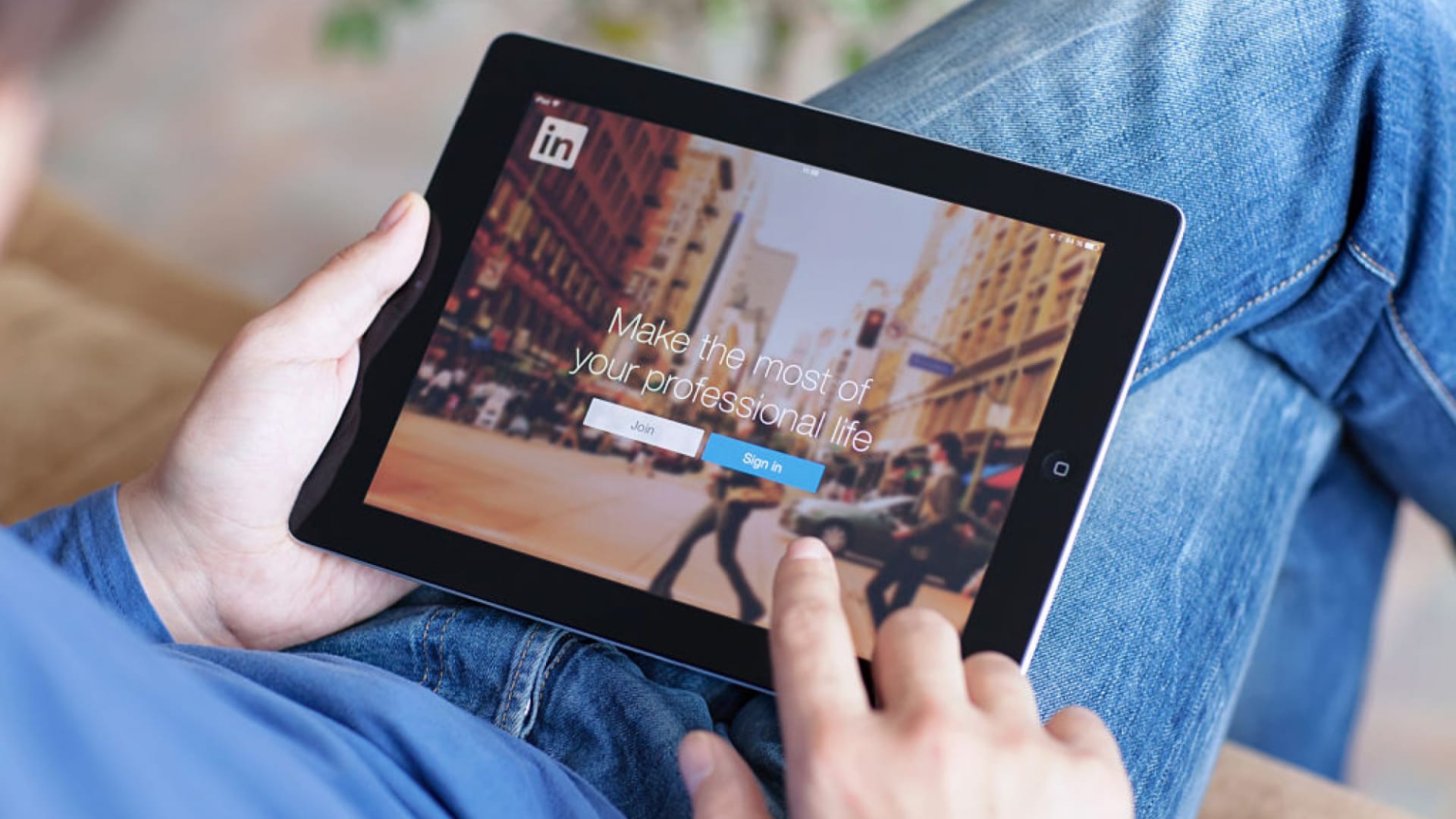 LinkedIn Rolls Out 2 New Features: 'Stories' and Video Meetings