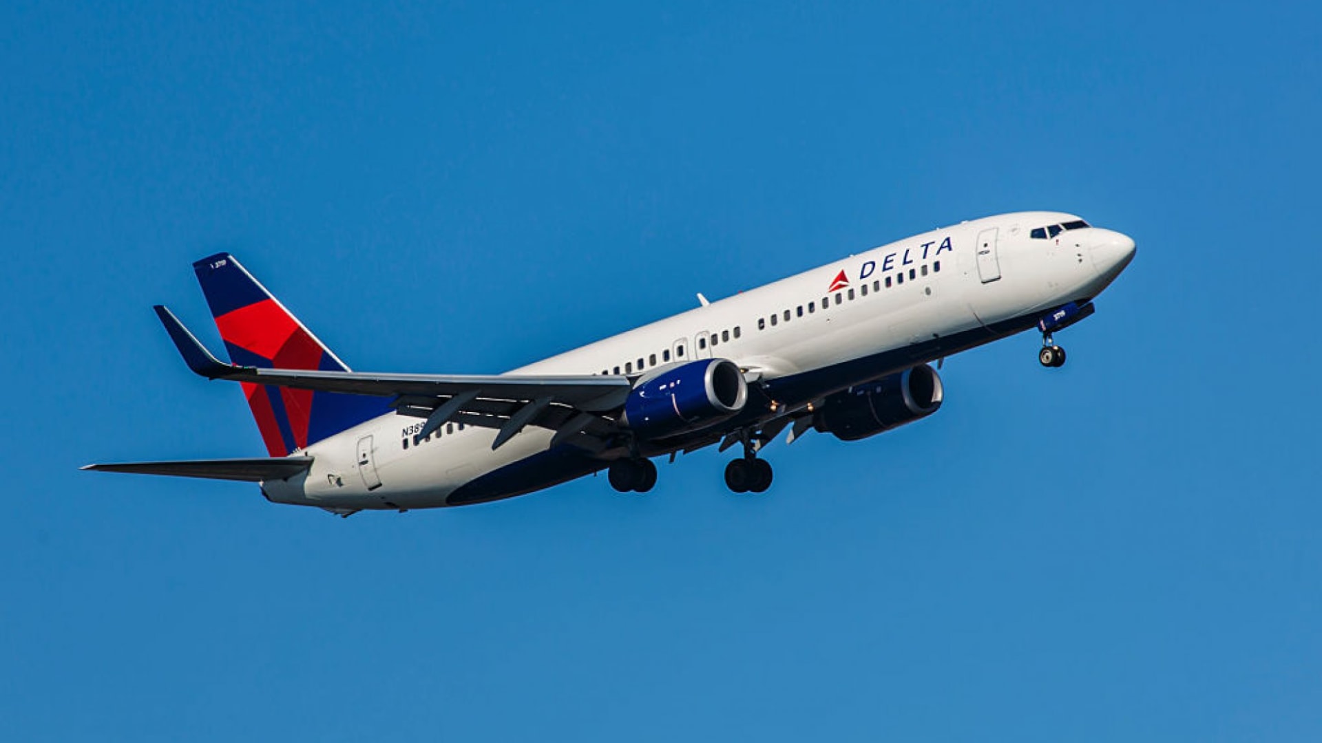 Delta Just Announced a Brilliant Plan to Take a Bite Out of This $100 Billion Industry. It's Straight Out of Apple's Playbook