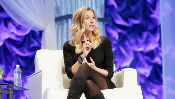 Sara Blakely Says 1 Word Separates People Who Achieve Success From Those  Who Only Dream